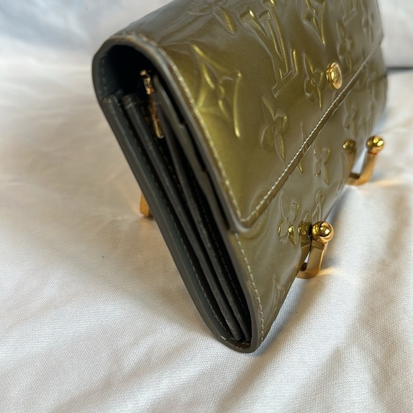 LV Sarah Sage Olive/green Vern wallet. EUC: lots of cards holders,very clean. - Picture 4 of 8